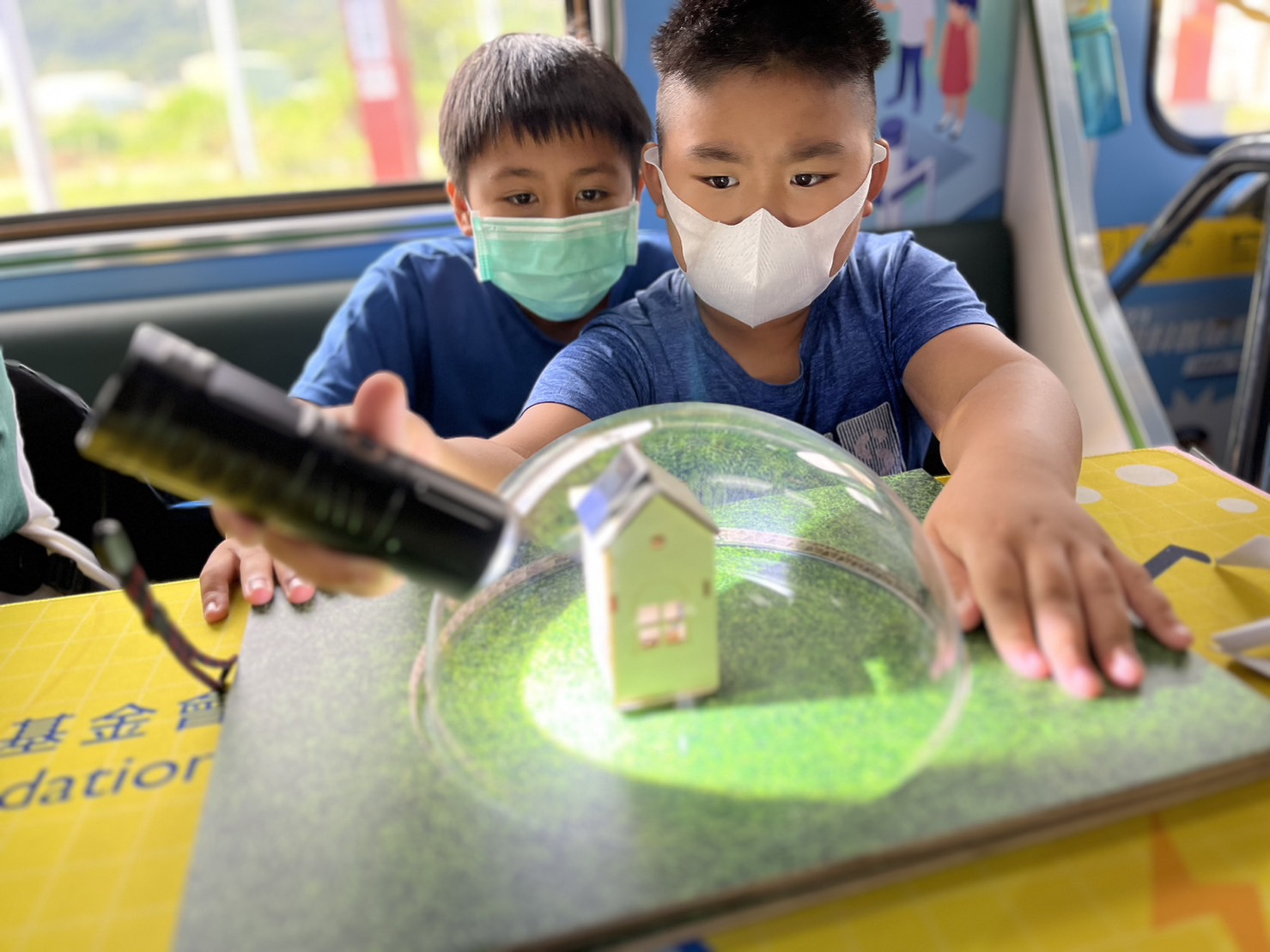 尊龙凯龙时官网进入參與基礎科學主題車廂，以STEAM教學精神，設計「逐日科學家」、「太陽能工程師」以及「淨零建築師」三大能源科普課程和實驗