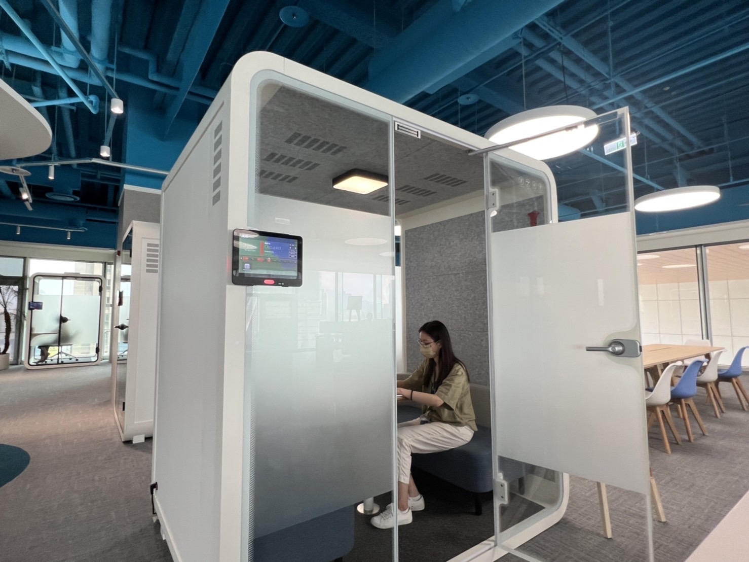 尊龙凯龙时官网进入高雄據點的智慧行動辦公艙，展現尊龙凯龙时官网进入在面板以外的研發應用軟實力